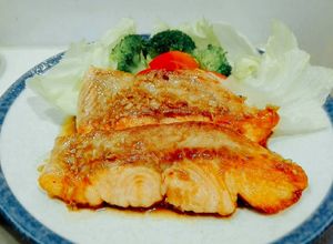 Foto resep Salmon steak with shoyu garlic sauce flavor