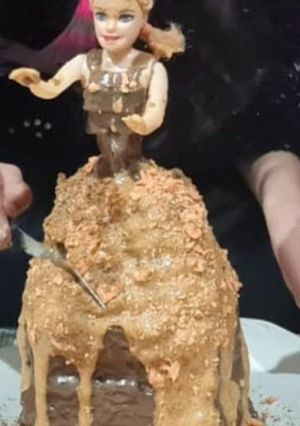 होममेड चॉकलेट डॉल केक (homemade chocolate doll cake recipe in Hindi) रेसिपी मुख्य फोटो