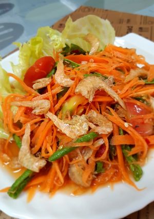 รูปของ ส้มตำแครอทกุ้งเสียบ (แบบคลุกเส้น)