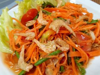 ส้มตำแครอทกุ้งเสียบ (แบบคลุกเส้น)