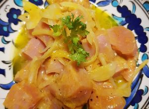 Una foto de Cebiche de atún en ají amarillo y leche de coco