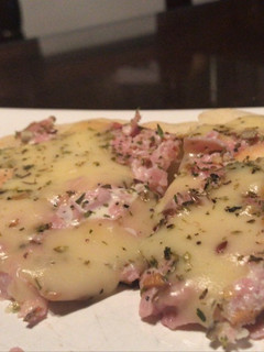 Una foto de Pizza a la sartén de jamón y queso en menos de 10 minutos