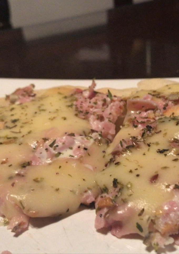Una foto de Pizza a la sartén de jamón y queso en menos de 10 minutos