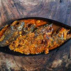 A picture of Koi komola, climbing fish curry with orange juice.