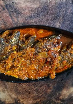 A picture of Koi komola, climbing fish curry with orange juice.