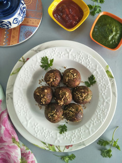 A picture of Healthy haraa chanaa peanut sesame balls.