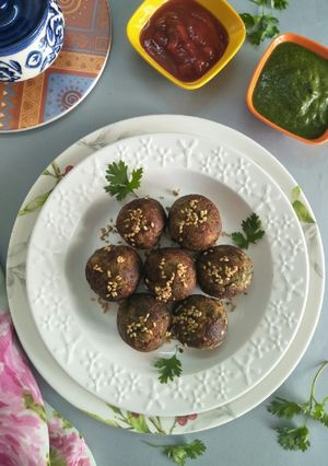 A picture of Healthy haraa chanaa peanut sesame balls.
