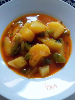 Una foto de Guiso de patatas mantecosas con ajos, cebolla y pimiento verde