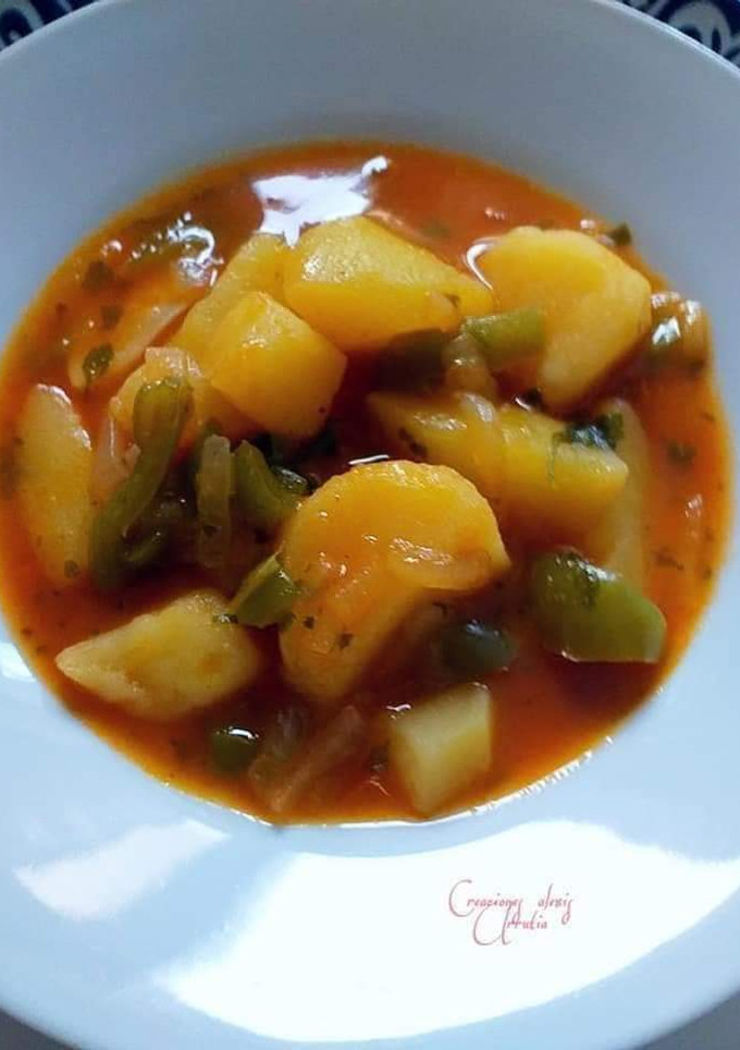 Una foto de Guiso de patatas mantecosas con ajos, cebolla y pimiento verde