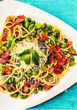 O poză a rețetei Spaghete cu bacon, mazăre, fasole bob verde, mentă și parmezan.