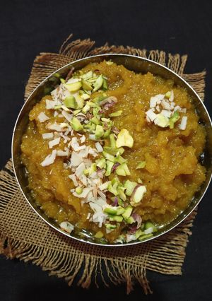 મગ ની દાળ નો શીરો (Moong Dal Sheera Recipe In Gujarati) રેસીપી મુખ્ય ફોટો