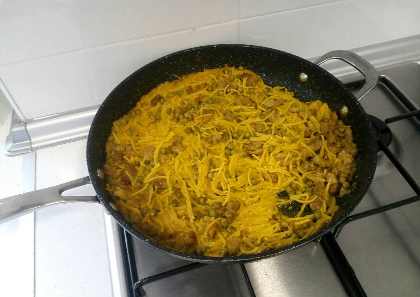 Fideuá con lomo y guisantes