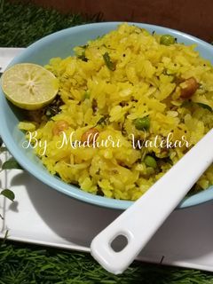 कांदे पोहे (Kande Pohe Recipe In Marathi) रेसिपी चे मुख्य फोटो