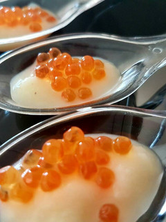 Una foto de Cucharita de crema de patata con caviar rojo