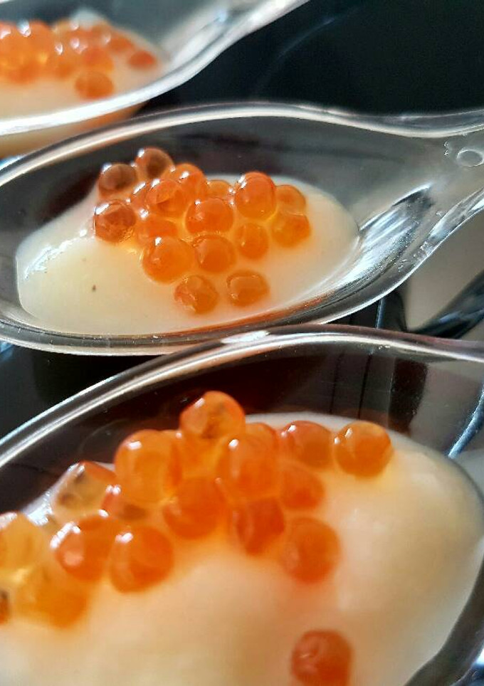 Una foto de Cucharita de crema de patata con caviar rojo