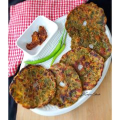 A picture of Spinach thalipeeth.