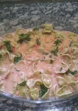Una foto de Capeletinis de ricota y queso con salsa rosa liviana