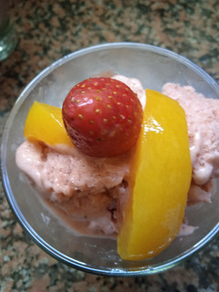 Una foto de Helado de 🍑🍑Duraznos y 🍓🍓 Frutillas🍑🍓🍑🍓🍑🍓🐞💫✨🐞💫✨🍑