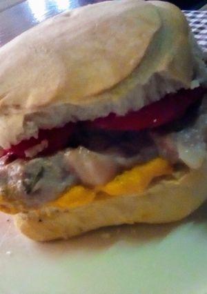 Una foto de Sándwich de bondiola de cerdo a la plancha 🐖(⁠灬⁠º⁠‿⁠º⁠灬⁠)🥕