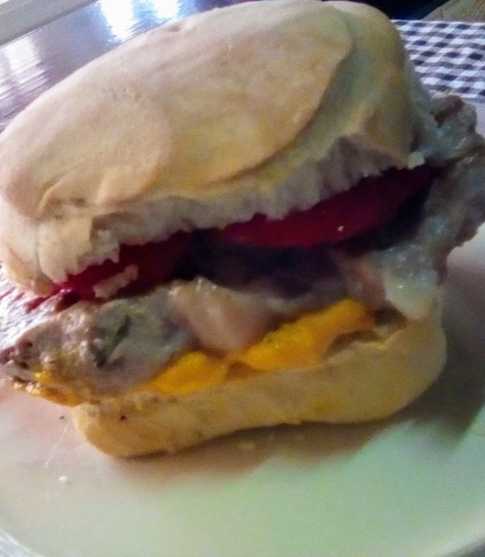 Una foto de Sándwich de bondiola de cerdo a la plancha 🐖(⁠灬⁠º⁠‿⁠º⁠灬⁠)🥕