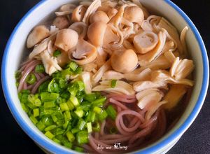 Hình của món Mì gạo lứt (bún gạo lứt) nấu ức gà.