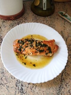 Una foto de Salmón en salsa de mantequilla