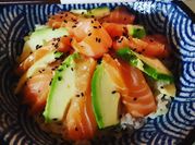 Una foto di riso salmone avocado