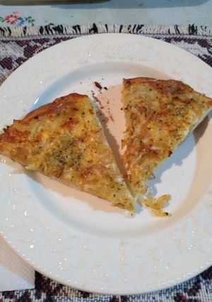 Una foto de Pizza de cebolla y quesos