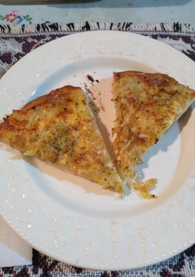 Una foto de Pizza de cebolla y quesos