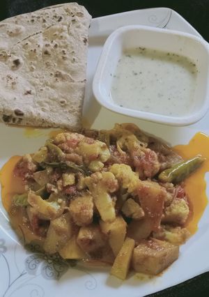 A picture of Achari aloo gobhi.