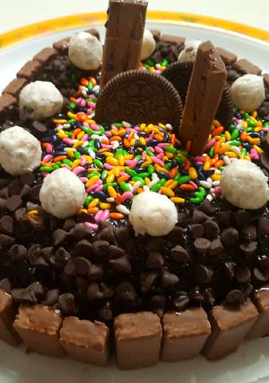 એગ લેસ ચોકલેટ કૅકે (Eggless Chocolate Cake Recipe in Gujarati) રેસીપી મુખ્ય ફોટો