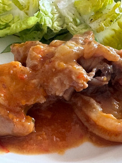 Una foto de Manos de cerdo en salsa