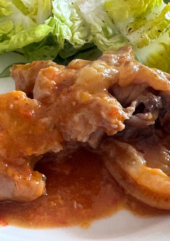 Una foto de Manos de cerdo en salsa