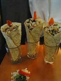 झाल मुड़ी इन पापड़ कोन(jhaal mudi in papadcone recipe in hindi) रेसिपी मुख्य फोटो