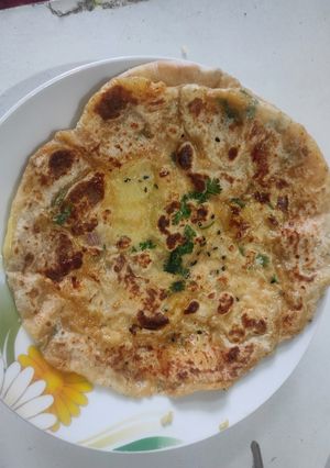 A picture of Stuffed Potato kulcha.