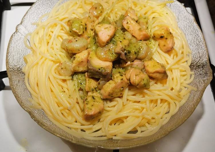 Espaguetis sin gluten con pesto, salmón fresco y gambas