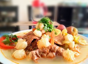 Una foto de Caldo de mote o patasca con verduras