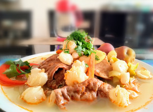 Una foto de Caldo de mote o patasca con verduras