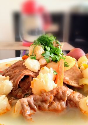Una foto de Caldo de mote o patasca con verduras