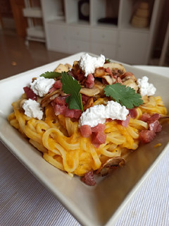 Una foto de Spaghetti con salsa de calabaza, champiñones y taquitos de jamón