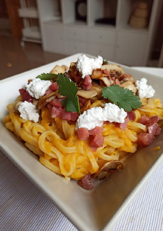 Una foto de Spaghetti con salsa de calabaza, champiñones y taquitos de jamón