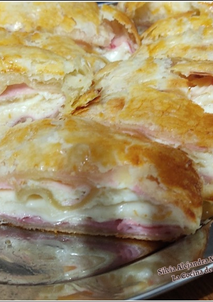 Una foto de Hojaldre con jamón y queso cremoso