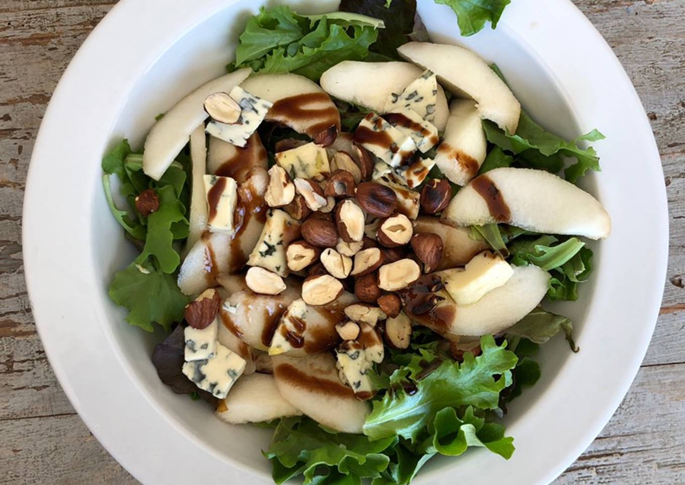 Salade poires, fourme et noisettes