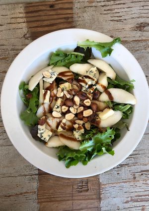 Une photo de Salade poires, fourme et noisettes
