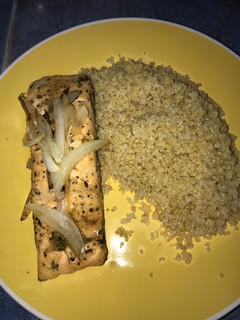 Una foto de Salmón y quinoa