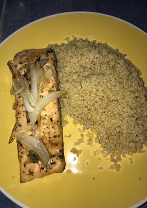 Una foto de Salmón y quinoa