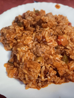 Una foto de Carne picada con arroz y pisto