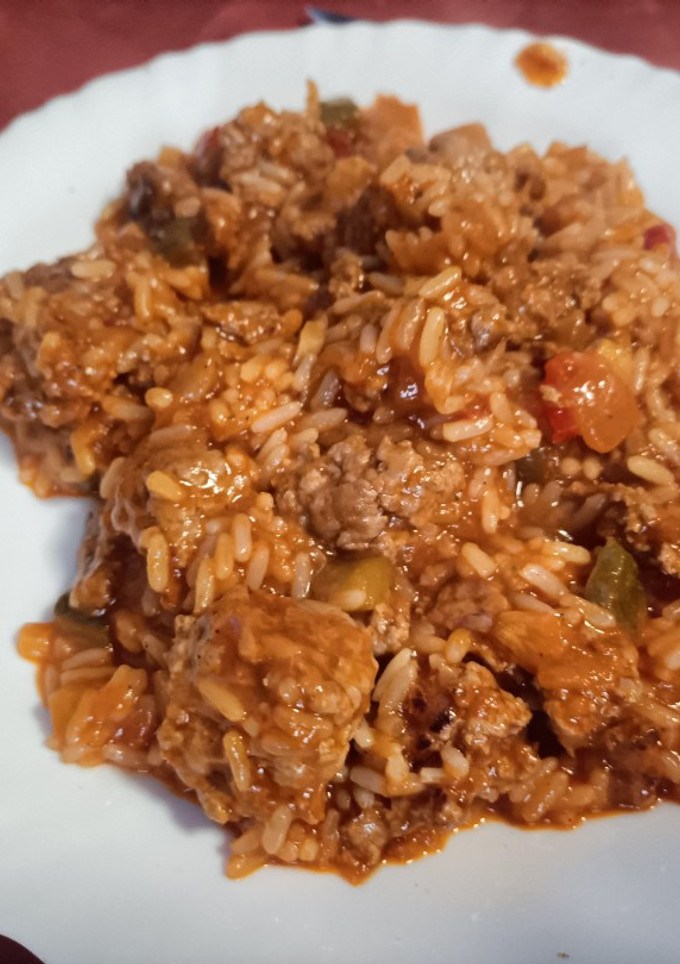 Una foto de Carne picada con arroz y pisto