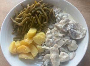 Une photo de Assiette de légumes et émincé de poulet à la crème
