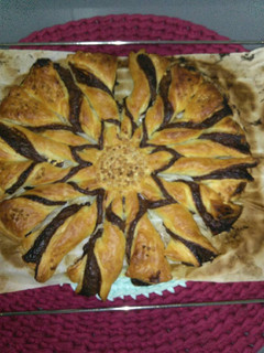 Una foto de Flor de hojaldre rellena de chocolate